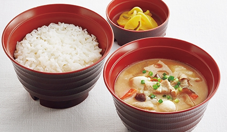 豚汁定食(選べる一品)納豆・生たまご・目玉焼き・キムチ
